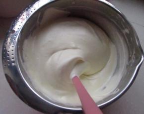 把蛋白霜分次加入到蛋黄糊中翻拌均匀，第三次直接倒入打蛋盆里，翻拌成细腻的蛋糕糊。