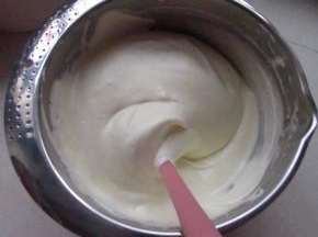 把蛋白霜分次加入到蛋黄糊中翻拌均匀，第三次直接倒入打蛋盆里，翻拌成细腻的蛋糕糊。