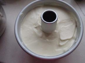 把蛋黄糊倒入模具中7分满即可。