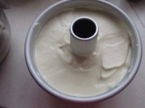 把蛋黄糊倒入模具中7分满即可。