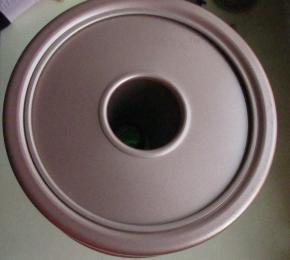 烤箱上下火160度30分钟即可拿出，倒扣在酒瓶口上晾凉。