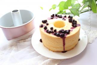 在上面浇上自制的蓝莓酱，和柔软的戚风搭配绝对是绝配。