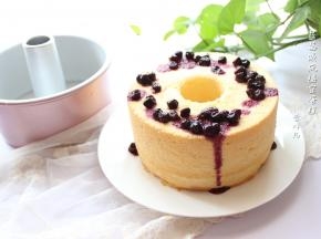 在上面浇上自制的蓝莓酱，和柔软的戚风搭配绝对是绝配。