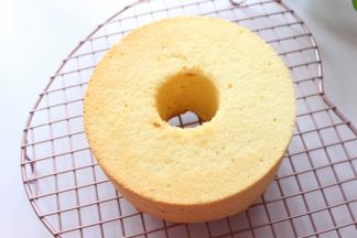 晾到手摸起来温就可以脱模了，用手直接脱模，看不错吧。