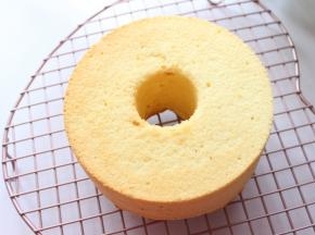 晾到手摸起来温就可以脱模了，用手直接脱模，看不错吧。