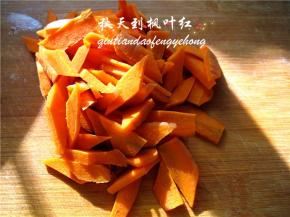 将胡萝卜切成菱形片备用