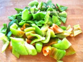 青椒切成与胡萝卜片相近大小的片