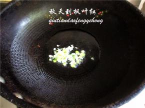 锅中放入少许油，油热后放入葱花爆香