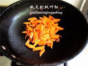 将胡萝卜片倒入