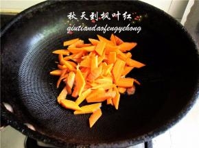 将胡萝卜片倒入