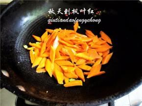 翻炒至砑颜色变深，五成熟