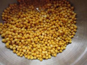 去皮豌豆，洗净。