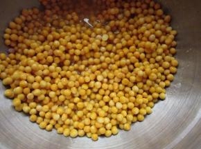 去皮豌豆，洗净。