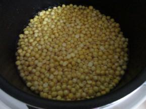 倒进压力锅，加一点水。