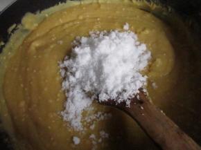 倒入不粘炒锅，加糖炒。