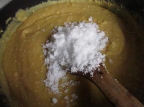 倒入不粘炒锅，加糖炒。