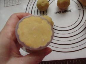 放入模具压实。