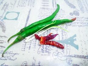 准备青椒、干红辣椒、小葱