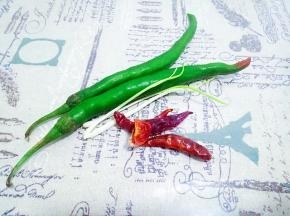准备青椒、干红辣椒、小葱