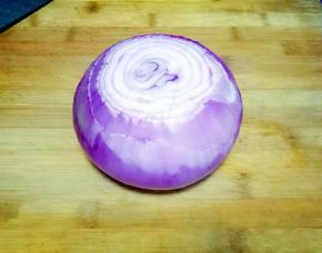 洋葱去掉两边，用清水冲洗干净，（洋葱对半切放冰箱冷藏半小时，可以防止切的时候流泪）