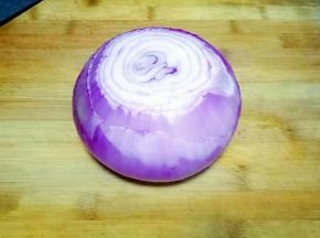 洋葱去掉两边，用清水冲洗干净，（洋葱对半切放冰箱冷藏半小时，可以防止切的时候流泪）