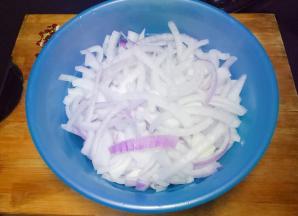 切好的洋葱放入容器中备用