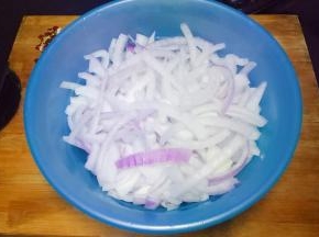 切好的洋葱放入容器中备用