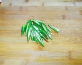 青辣椒斜刀切条
