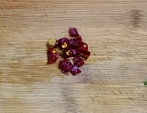 干红辣椒切小段