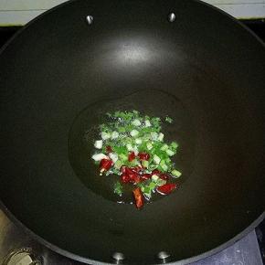 炒锅中倒适量又烧热，放入小葱和干红辣椒爆香