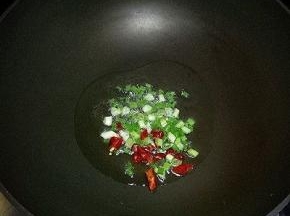 炒锅中倒适量又烧热，放入小葱和干红辣椒爆香