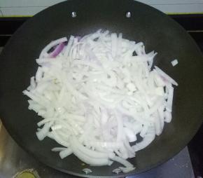 加入洋葱翻炒片刻