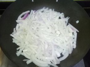 加入洋葱翻炒片刻