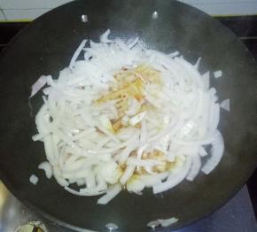 放入2勺味极鲜、1小勺盐翻炒