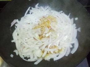 放入2勺味极鲜、1小勺盐翻炒