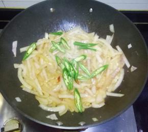 加入青椒翻炒至洋葱熟