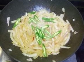 加入青椒翻炒至洋葱熟