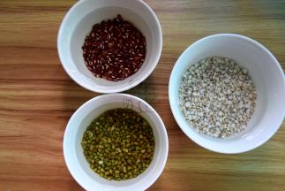 薏米和豆子洗净，可以浸泡一会