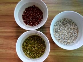 薏米和豆子洗净，可以浸泡一会