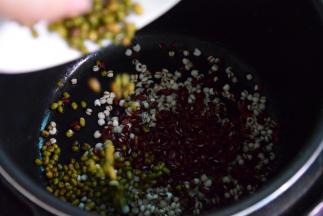 把薏米和豆子加入压力锅中