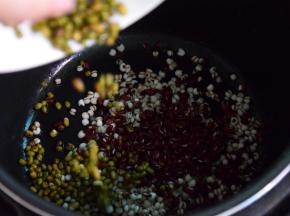 把薏米和豆子加入压力锅中