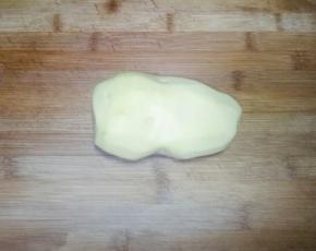 准备一个土豆，去皮后清洗干净