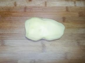 准备一个土豆，去皮后清洗干净