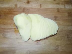 先切成薄土豆皮，再切成土豆丝