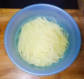 然后用清水冲洗表面的淀粉，放在水中浸泡备用