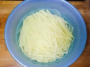 然后用清水冲洗表面的淀粉，放在水中浸泡备用