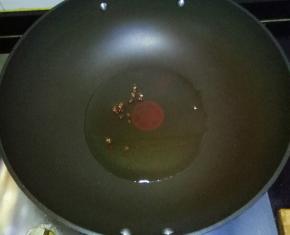 锅中倒入适量油烧热，放入花椒