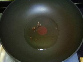 锅中倒入适量油烧热，放入花椒