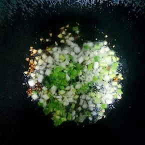放入蒜泥，葱花煸香，倒入小碗中