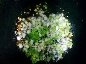 放入蒜泥，葱花煸香，倒入小碗中